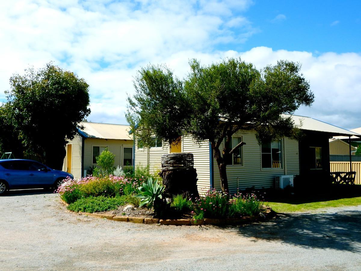 Lazy Lobster Holiday Units & Chalets Port Denison Exterior foto
