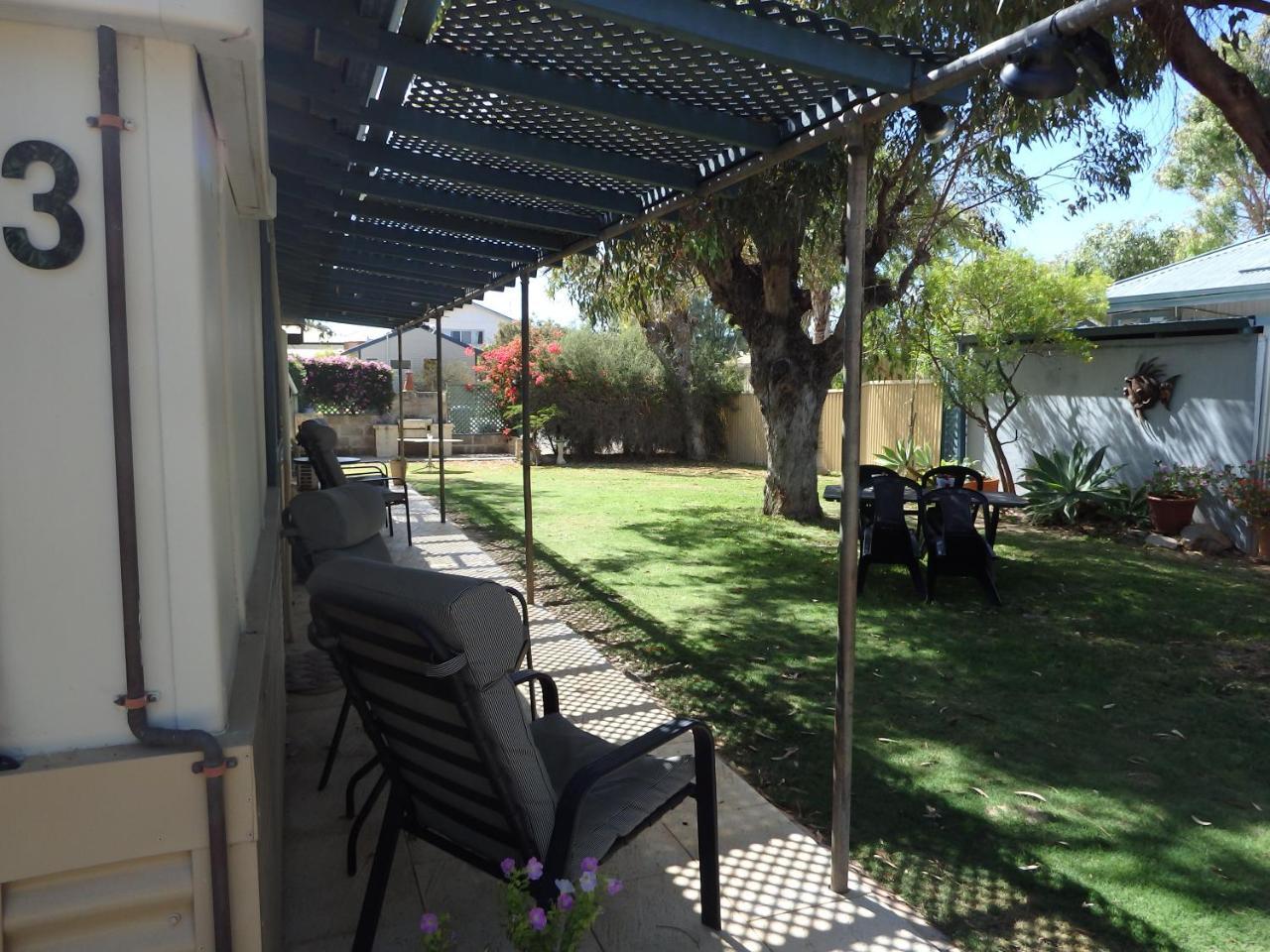 Lazy Lobster Holiday Units & Chalets Port Denison Exterior foto
